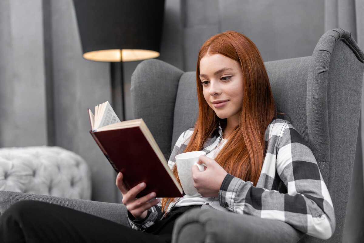 Источник — https://www.freepik.com/free-photo/woman-reading-book-medium-shot_6158808.htm