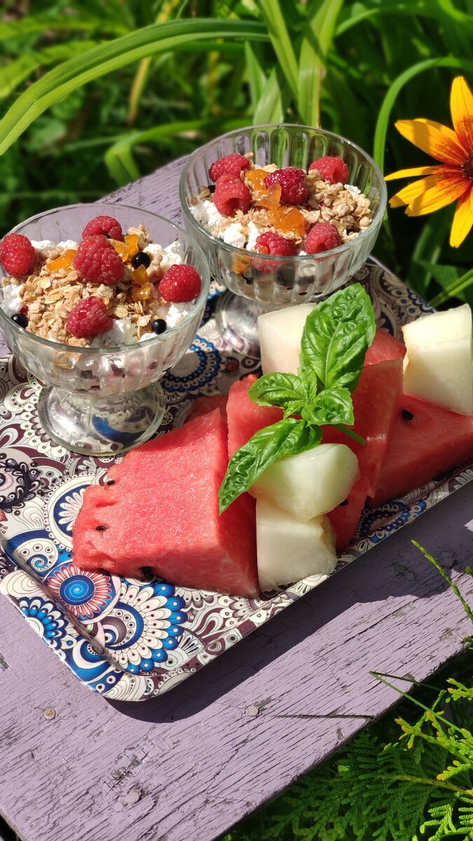 Творог с мюсли и ягодами