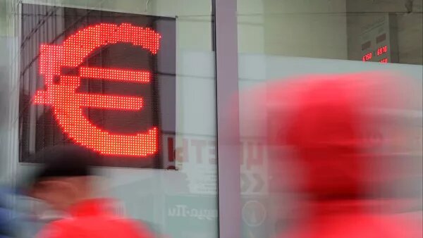 Август — традиционно проблемный для национальной валюты. За 22 года курс рубля к доллару в этом месяце снижался 17 раз. А сейчас еще эпидемия, экономика в кризисе. Похоже, не за горами новый обвал.Действительно, рубль сильно подешевел: евро пробил отметку 85, последний раз такое было почти четыре месяца назад.Причем это произошло на фоне стабилизации цен на нефть и слабости доллара на мировом рынке, при минимальных выплатах по внешнему долгу и отсутствии спроса на валюту со стороны туристической отрасли, отмечает Виталий Кирпичев, директор по развитию TradingView.28 июля, 16:02Впервые с апреля. Курс евро поднялся выше 85 рублей