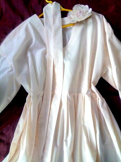 Легкое и полупрозрачное. Можно надеть под него нижнюю юбку с кружевом. Фото автора