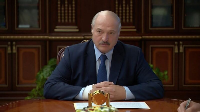 Лукашенко с катетером в руке, president.gov.by