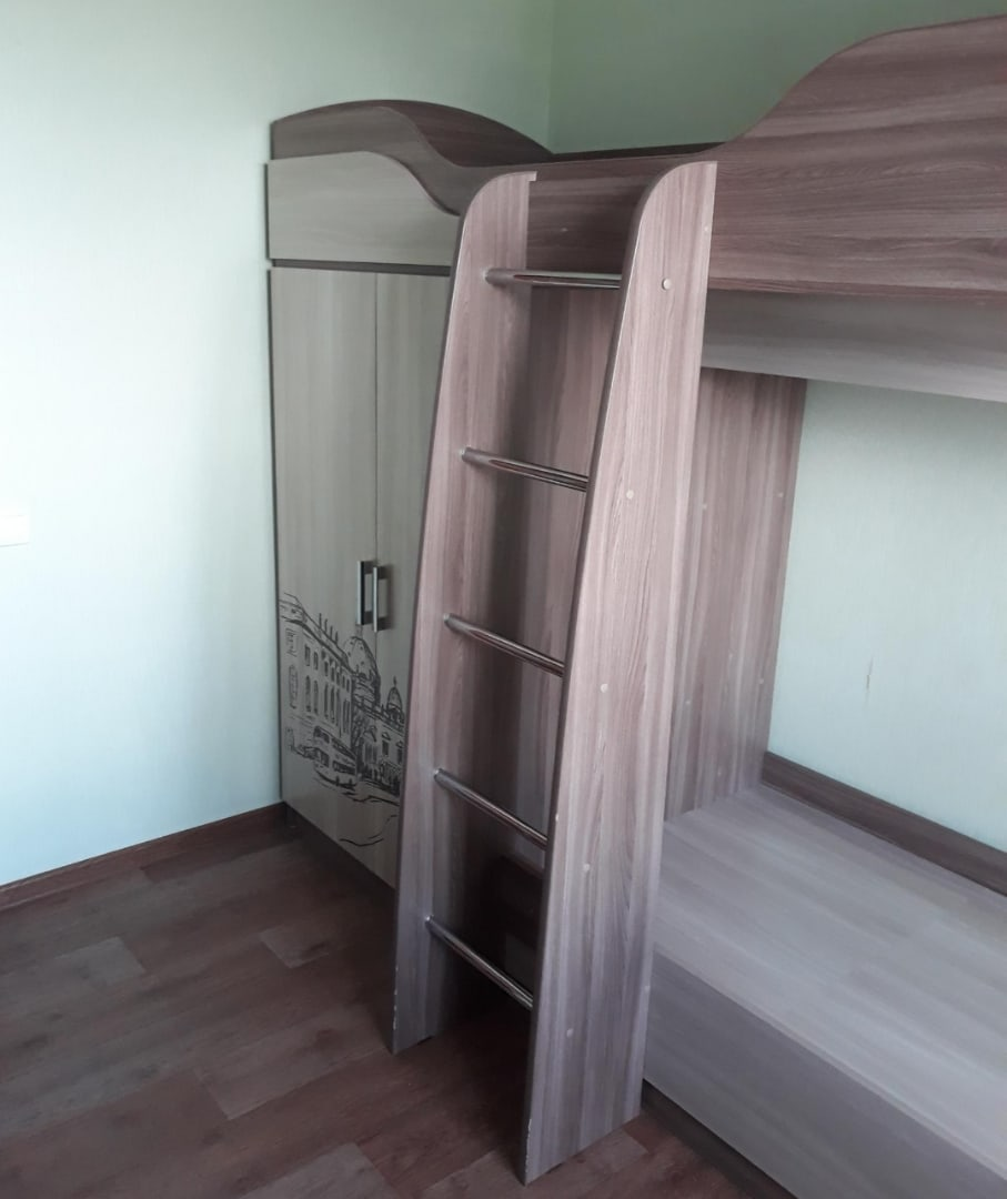 Кровать с которой  спрыгнула Машка.