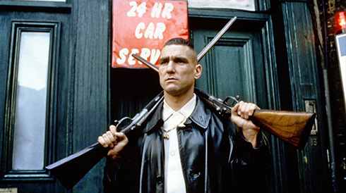 Винни Джонс в роли Большого Криса, профессиональный надиратель задниц