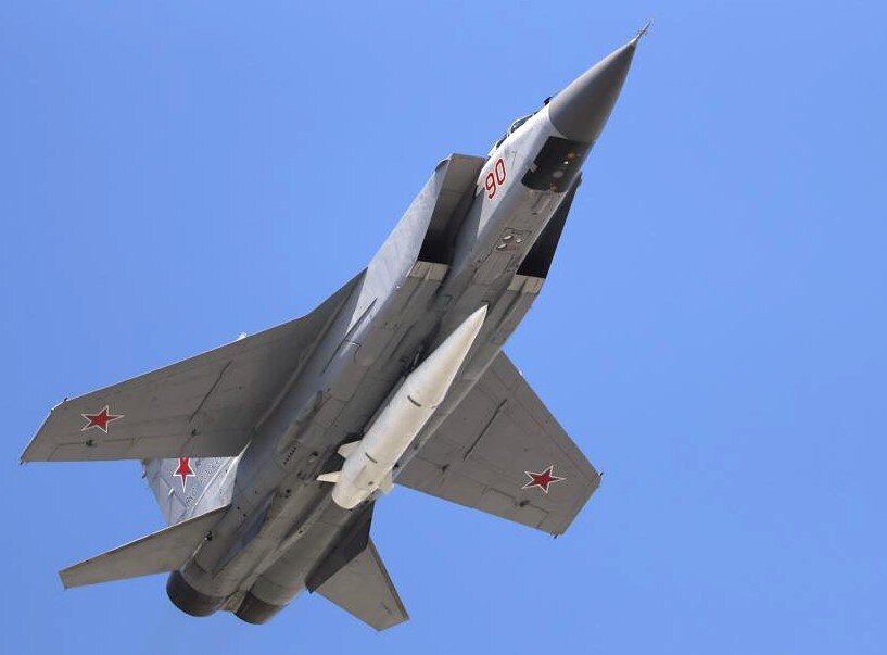 Самолет МиГ-31К ВВС России несет высокоточную гиперзвуковую баллистическую ракету Х-47М2 