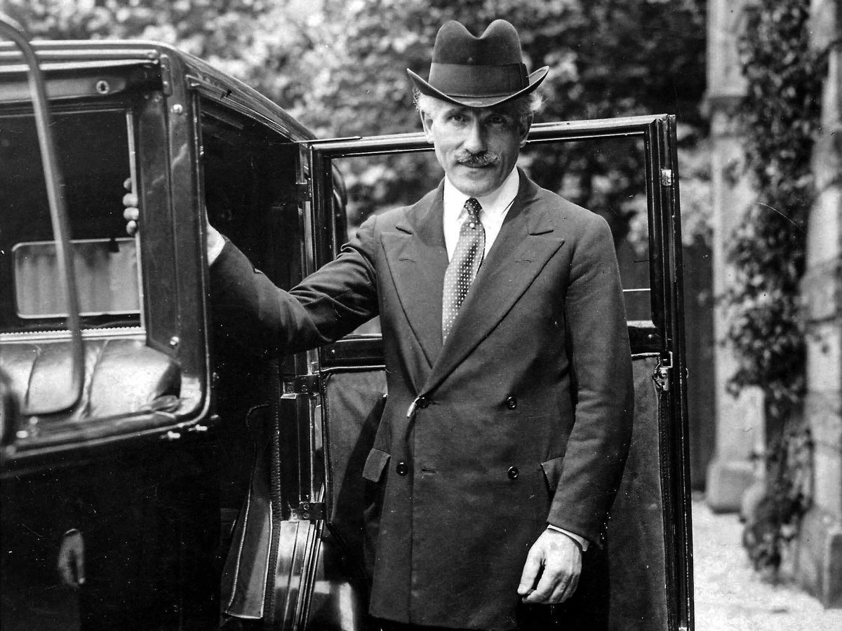 Артуро Тосканини - итальянский дирижёр. В течение 15 лет Тосканини был ведущим дирижёром миланского театра «Ла Скала».  В течение семи лет был дирижёром «Метрополитен-опера».  Также был главным дирижёром Нью-Йоркского филармонического оркестра.