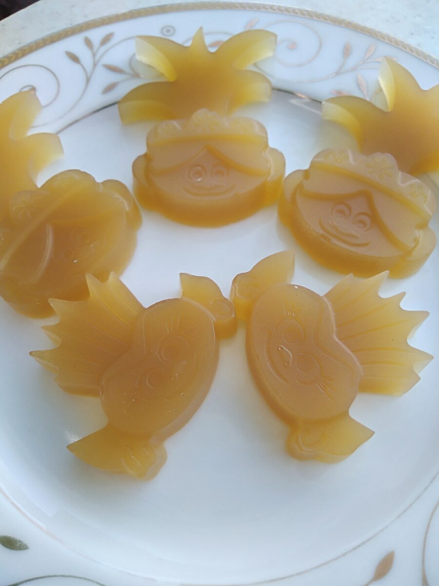 Получились не яркими из-за выбранного сока. Я использовала груша-яблоко