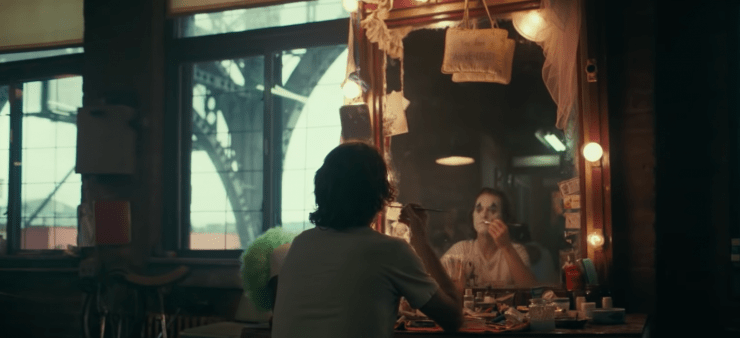 Силуэт маски Бэтмена в зеркале