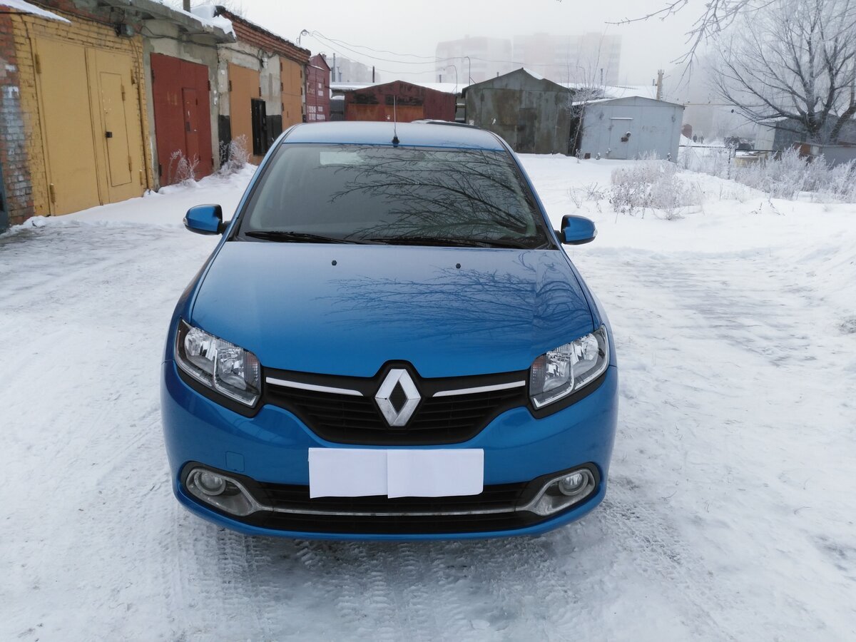 Второе поколение Renault Logan продается в России с 2012 года, в 2018 машина пережила обновление. Красивым его не назвать, зато способным — запросто. «Логан» выбирают и для мегаполисов с провалившимся асфальтом, открытыми люками и «рваными» краями трамвайных путей, и для крошечных деревушек с затопленными песчаными дорогами, ямами и ухабами.