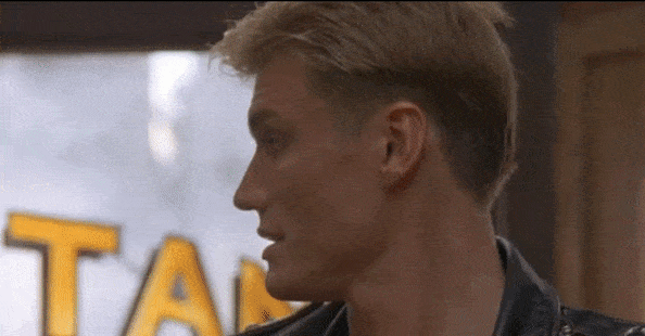 Дольф настолько крут, что может одновременно пить кофе и лупить злодеев... (фото: авторский снимок экрана с кадрами фильма "Разборки в маленьком Токио")