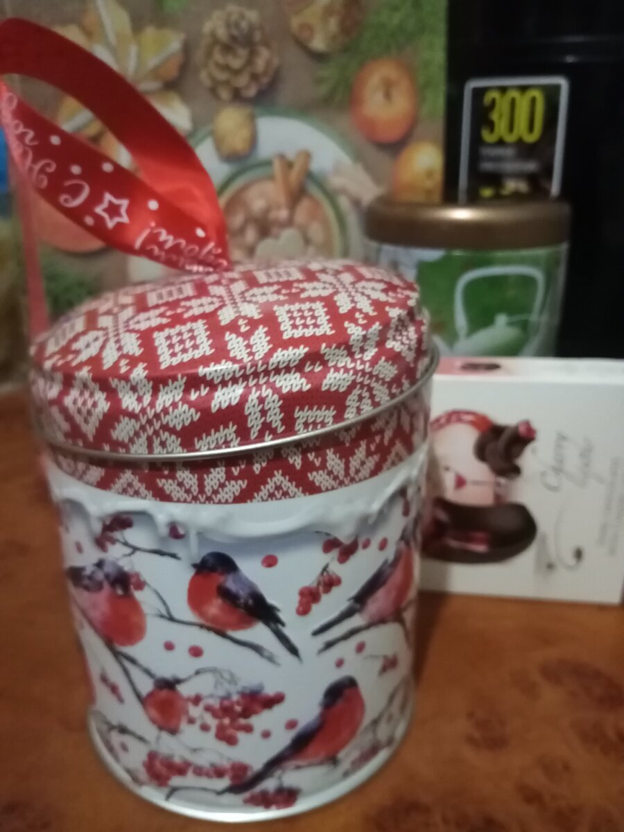 Банку чая со снегирями купила и себе - хорошая карандашница получится)