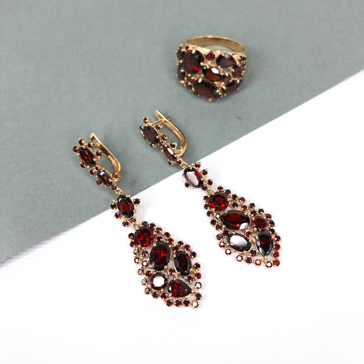 Гарнитур из красного золота с гранатами (арт. С120-1391Гр) Цена: 139. 080 ₽