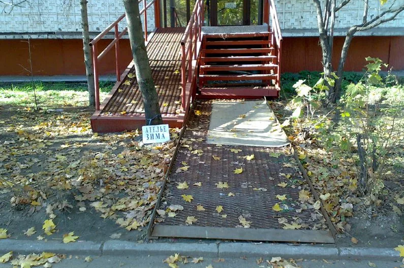 Иногда пандусы обязаны быть там, где скорее всего ими никогда не воспользуются по назначению. Тогда и выполняются такие пристройки, максимально удешевленные и не  эксплуатируемые. 