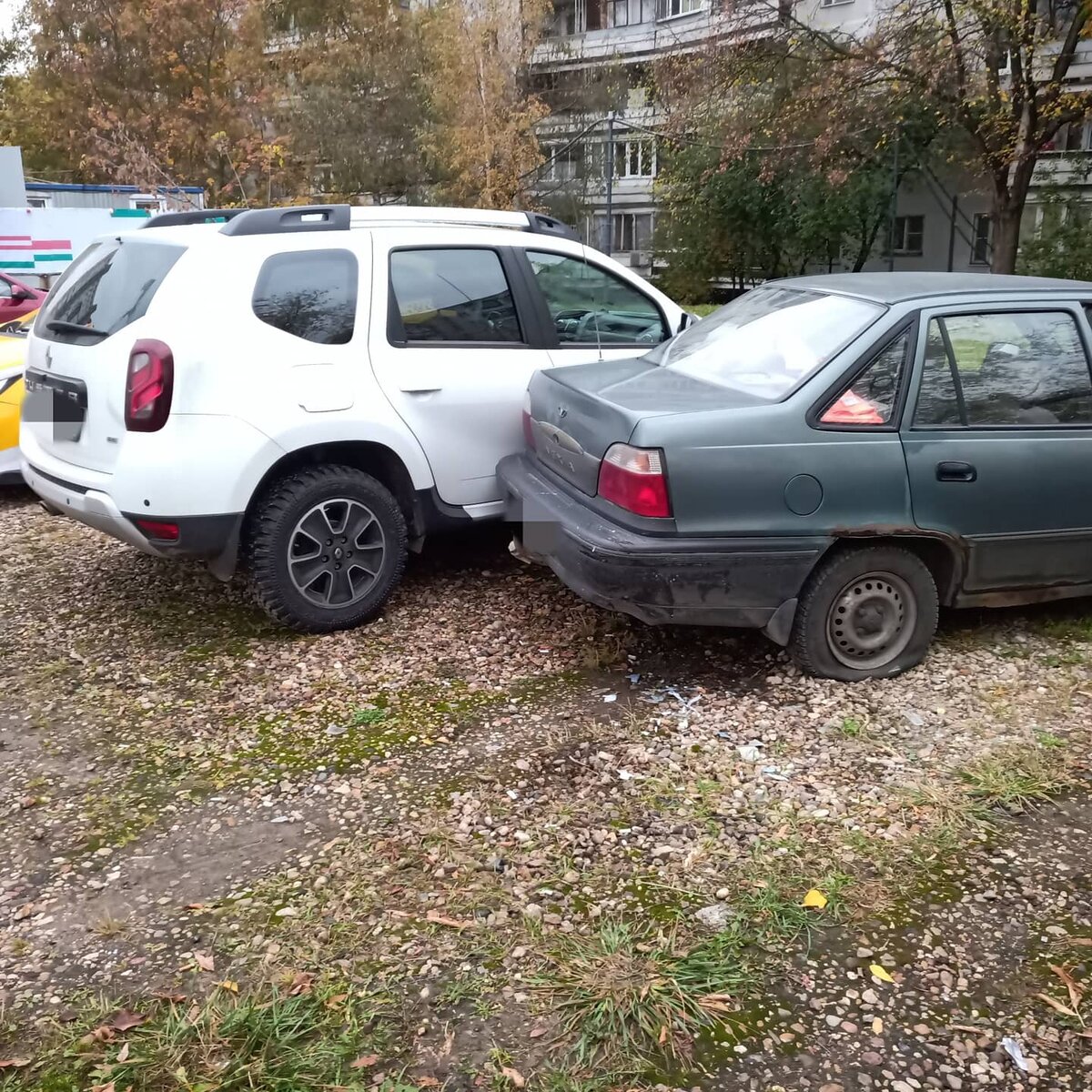 Авто соседа странно припарковано))
