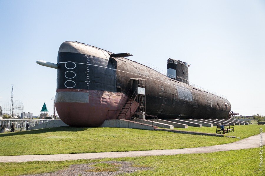 Вход и выход в подводную лодку Б-307, расположенную на территории Паркового комплекса истории техники им. К.Г.Сахарова, организован через первый торпедный отсек со стороны левого борта примерно на середине высоты корпуса.