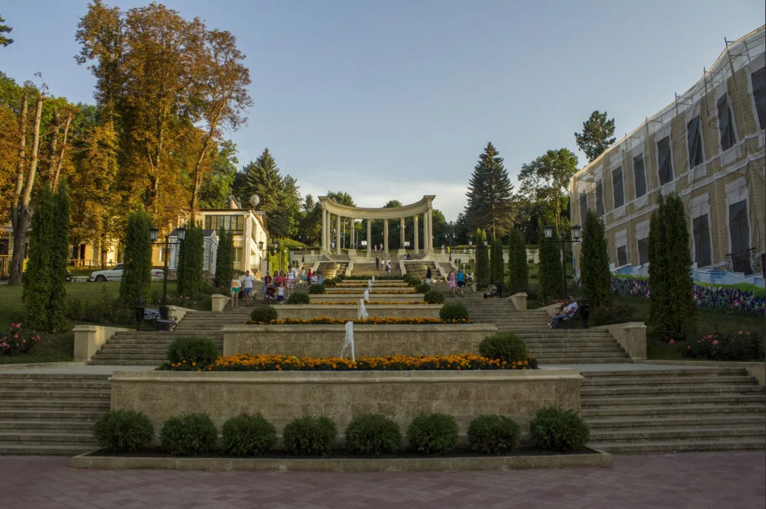 Курортный парк Кисловодск каскадная лестница. Кисловодск достопримечательности каскадная лестница. Курортный парк в Кисловодске лестница. Каскадная лестница Кисловодск 2020. Чем заняться в кисловодске