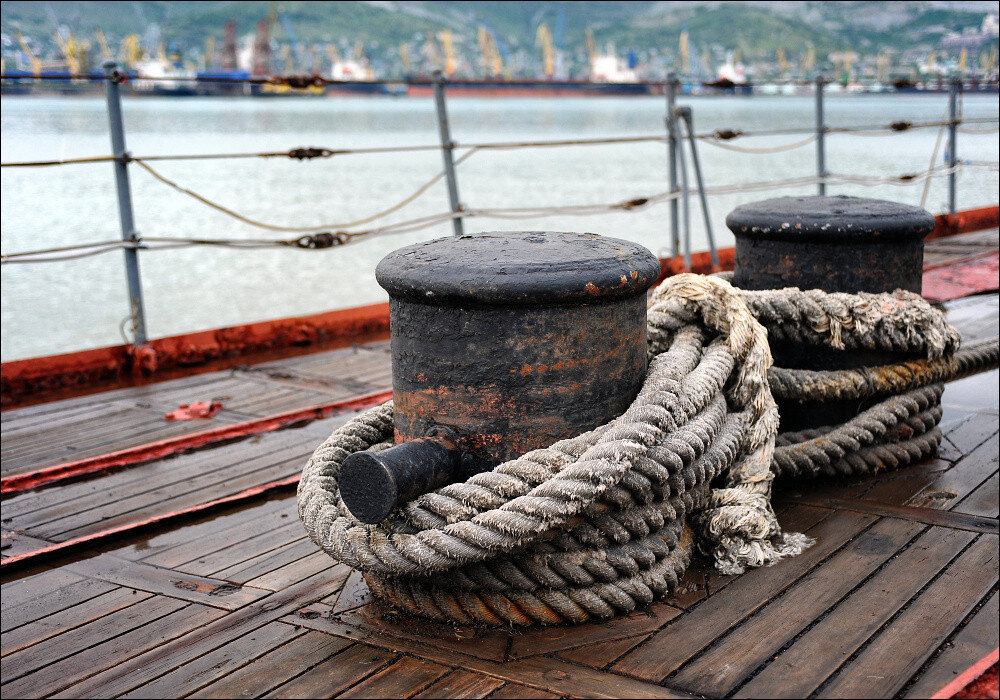 Кнехт-парная металлическая тумба с общим основанием. Служит для укладки тросов при швартовке корабля. 