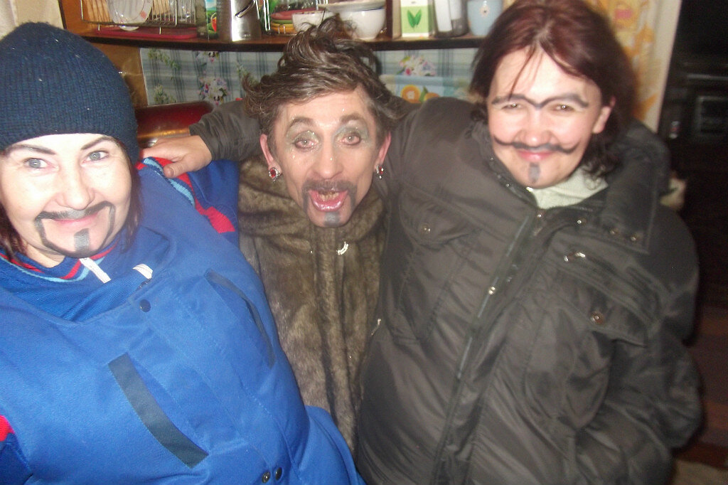 Это тоже я (в синем) с соседом и со сватьей, 2009 год (здесь мы пришли к сыну, а он принял меня за казаха)