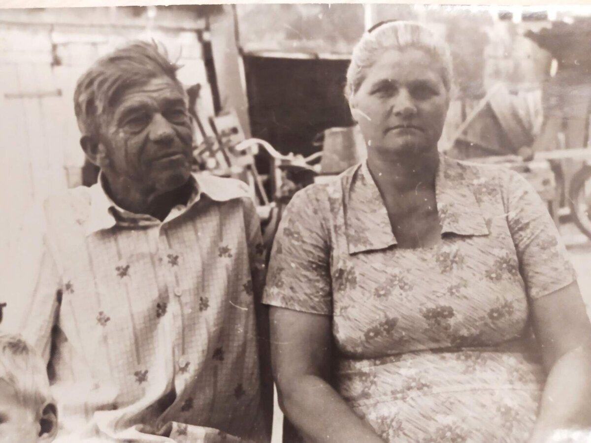Мои любимые бабуля и дедуля. Фото из семейного архива.