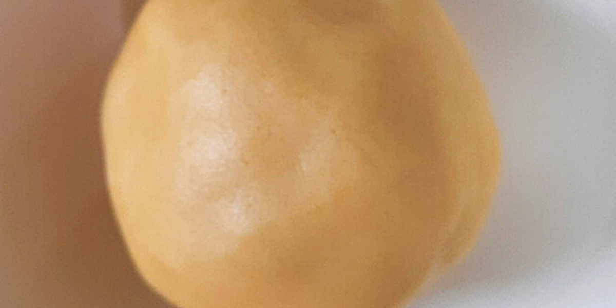 Готовое тесто легко скатывается в шар