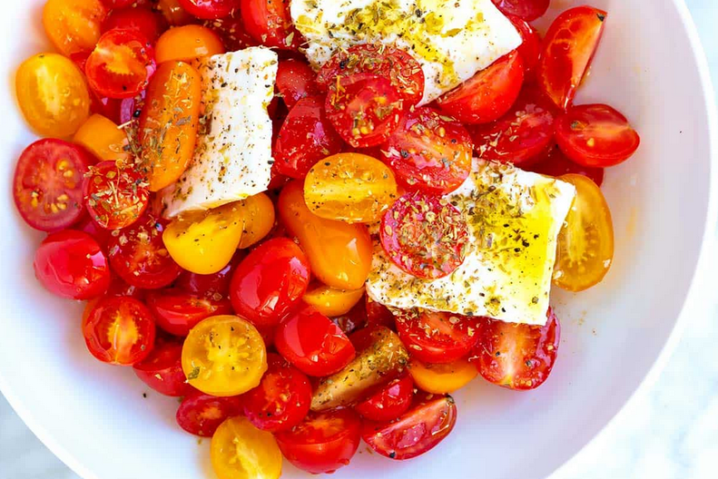 Легкий салат из помидоров черри и Фета