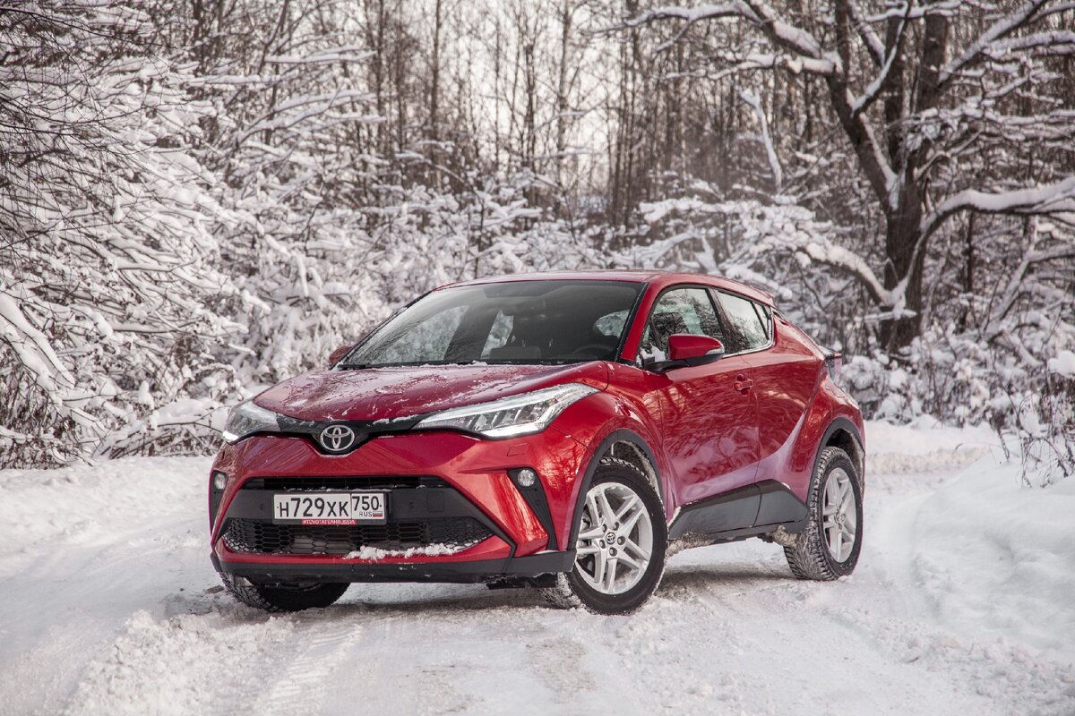 Toyota C-HR оснащается полностью светодиодной оптикой, позволяющей даже в слякотную погоду хорошо различать дорогу и препятствия, находящиеся на ней. В обеих комплектациях кроссовера есть омыватель фар и датчик уровня омывающей жидкости