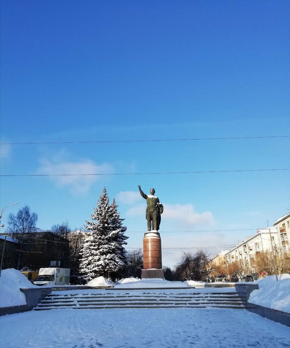 Октябрьский проспект. ЦУМ. Памятник Сергею Мироновичу Кирову.