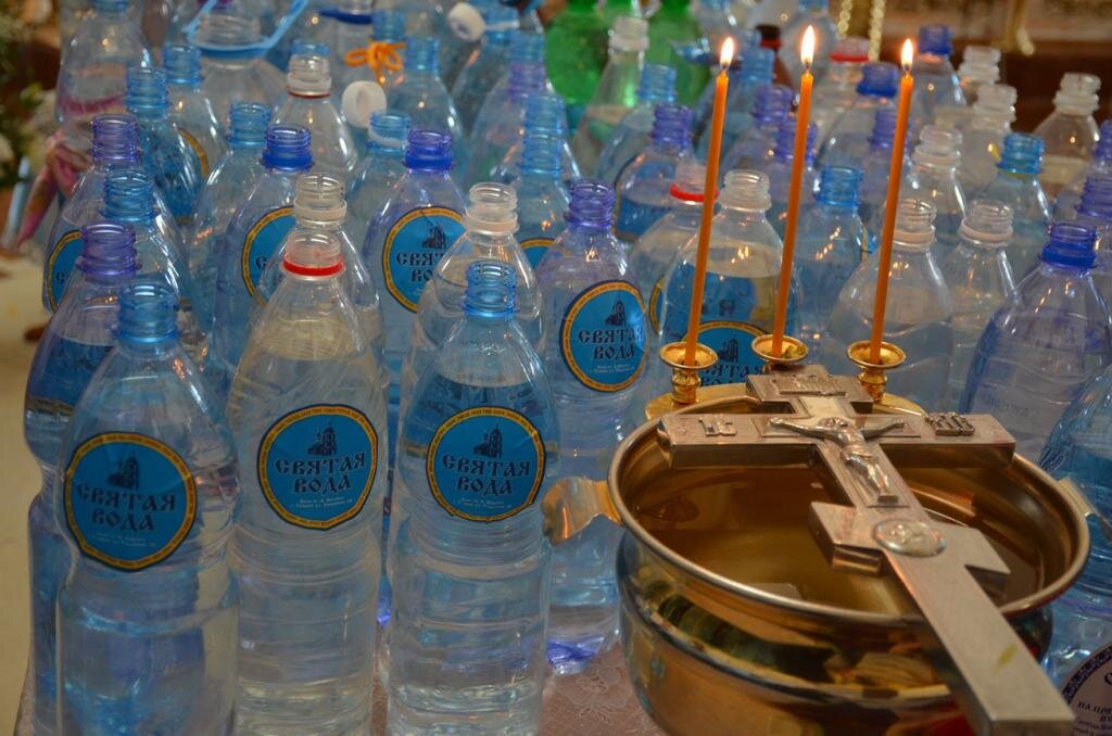 Как хранить святую воду в квартире. Святая вода фото. Куда можно деть прошлогоднюю святую воду. Иоанно-предтеченский соборный храм кумертау зима. Святая вода купить в церкви.