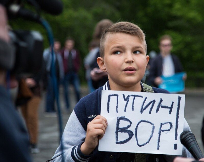 природа производит больше микробов и простейших. Из-за того, что те звуки не издают и не видимы глазу, как они доминируют никто не видит. Только во время эпидемии люди вспоминают этих доминантов природы и то заочно. Можно сказать , что эпидемия  и есть крик этих самых микробов. Их временная победа. Дальше природа производит всяких разных насекомых. Их тоже миллиарды. Но они потребляют, используют в пищу, что нам не  понравится. Можно сказать их среда обитания нам совсем не подходит. Насекомые могли бы устроить бунт, установить свое господство, но они издают такие разные звуки  шевелят усами настолько различно, что никто не может их объединить, чтобы они навязали нам свое господство. Они проявляются, если люди сами вмешиваются в их среду со своими проблемами. Ну еще   тараканы , клопы, вши сожительствуют с людьми вполне себе сносно. Что дальше?
Не собираюсь перебирать всю флору и фауну для доказательства торжества большинства. Ведь демократия - это торжество большинства, хотя и считается, что она учитывает мнение меньшинства. Для более отчетливой демонстрации технологии можно  прибегнуть к помощи анимации. И наделении животных человеческими качествами. Оттого картину демократии или торжества ее принципов  можно видеть в условных джунглях.  Кто больше всех прыгает, кричит сверху или внизу бегает, трясет ветки или кидает кожуру банана. Бандерлогов на самом деле большинство даже без всяческих их манипуляций и прыжков. Они самые социальные и самые шумные. Конечно они выберут себе вожака  из своей среды. Здесь видовое отличие не имеет значение.  Если же перенести эти качества на людей, то  бандерлогов условных среди  людей полно. И даже больше всех других человеческих разновидностей. Они также реагируют на шум, еще больше приветствуют воинственные   крики. По-простому  - простых людей подавляющее большинство в человеческих джунглях. И они диктуют физическим большинством  своего вида. При сходных ситуациях вне демократии, они вели бы себя с учетом возраста, таланта и авторитета. Но именно демократия позволяет на все эти качества не смотреть. Бандерлоги могут игнорировать все эти условности, даже замечая любой консервативности. Именно демократия отменяет  любую мораль. Из-за этого пропадает  в условных джунглях и возраст. Оттого каждый может толкнуть каждого, оскорбить, пнуть, если надо убежать. Каждый сопляк может попросить сигарету: Братан, дай закурить! И "братан" на седьмом десятке будет смотреть на сопляка удивленно. С одной стороны это приятно. Братан, это значит типа ровесник. С другой стороны не совсем приятно. Сейчас этот молодой невежда хочет сигаретку, а завтра? Но это так, просто для примера, что демократия отбирает не только авторитет, набираемый делами и талант данный природой, но и возраст. Демократия создает большую массу одинаково молодых бандерлогов. И  уже старый бандерлог, которому  неприлично  приставать, хочет свою "сигаретку" от девочек малолеток. И он тоже кричит, ведет себя вызывающе и агрессивно. Но может еще и тихо, скрытно нападать, приставать. Это значит, остались люди, которые ему напомнят.
  На ветках бандерлогов становится очень шумно и тесно. Они хотят кого нибудь унизить, затоптать, скинуть с веток вниз. Весь  человеческий лес превращается в дикие джунгли с хайпующими, то есть визжащими на пальмах обезьянами. На это крики быстро собираются подобные же простые существа. И шумят, и галдят. Одни просят сигаретки, другие хотят секс уединения. Демократия! Все можно. Все свободны. Что на самом деле демократия избавляет некогда строгие народы от всего прошлого опыта, как уже было сказано,  теперь нет ни таланта, ни авторитета, ни опыта, ни возраста.  Есть только тучи бандерлогов, мигрирущих в социальных сетях  со скоростью тычка волосатого пальца. Нет пальцы конечно не волосатые. Но мы же говорим об условных бандерлогах.  И  природа не виновата, что вместе с демократией, они отказались от человеческого. Осталось одно качество - визг, шум, бег. Толпа убежала. В каком то месте появился самый прыгучий и визгливый бандерлог.