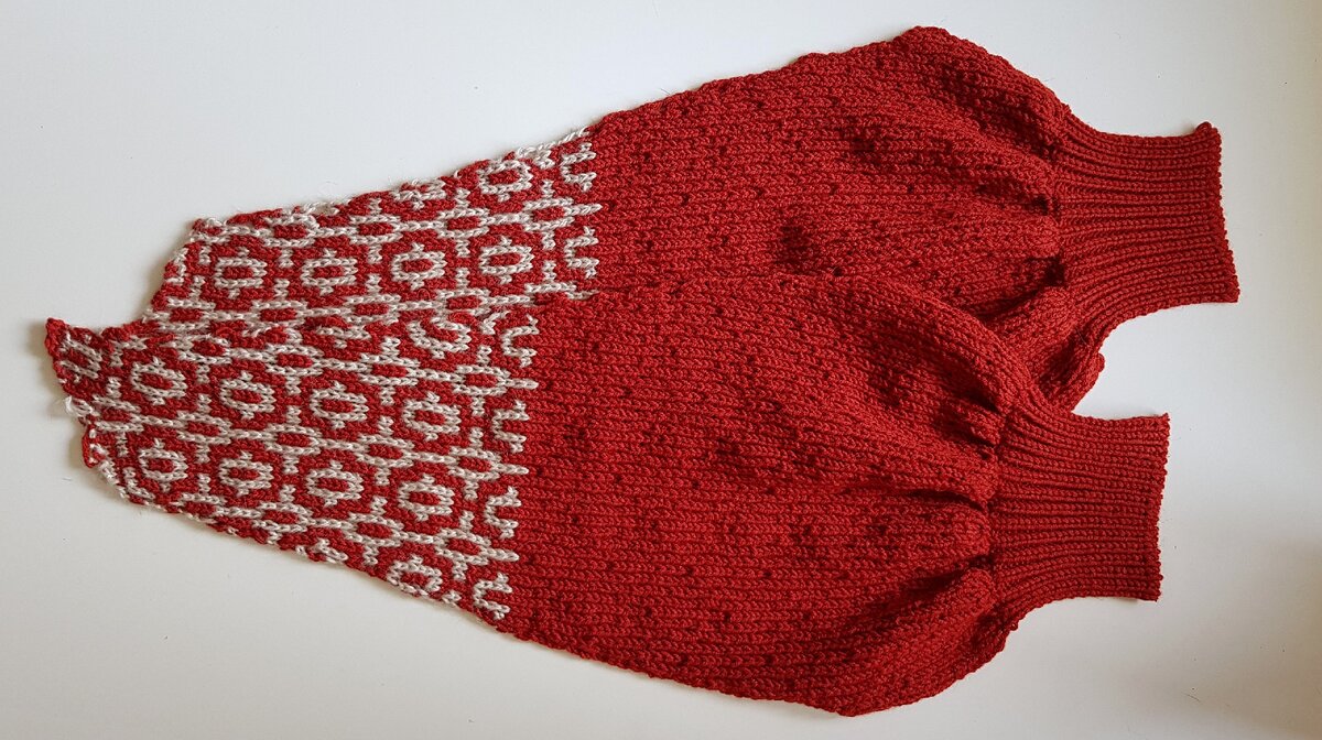 Детали рукавов вывязаны по лекалу со всеми изгибами.