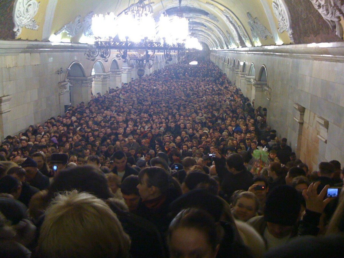 толпа в московском метро