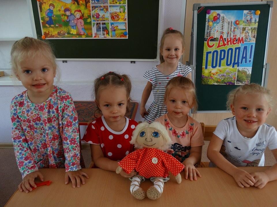 малыши из детского сада с моей игрушкой ручной работы Домовенком Кузей