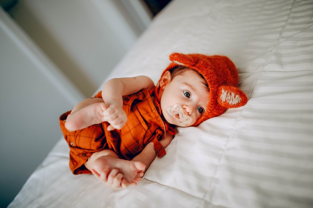 Милые детки в оранжевом. Младенец в оранжевом. Фото младенца в оранжевом оттенке. Серьезные дети на оранжевом фоне. Почему ребенок оранжевый