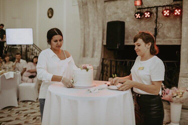 Фото из личного архива. Готовим церемонию разрезания торта. 