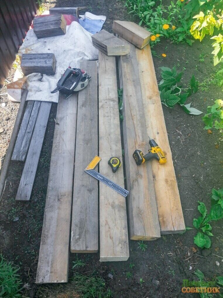 Доски и брус подготовлен и разрезан будет по размерам стойки для гамака.