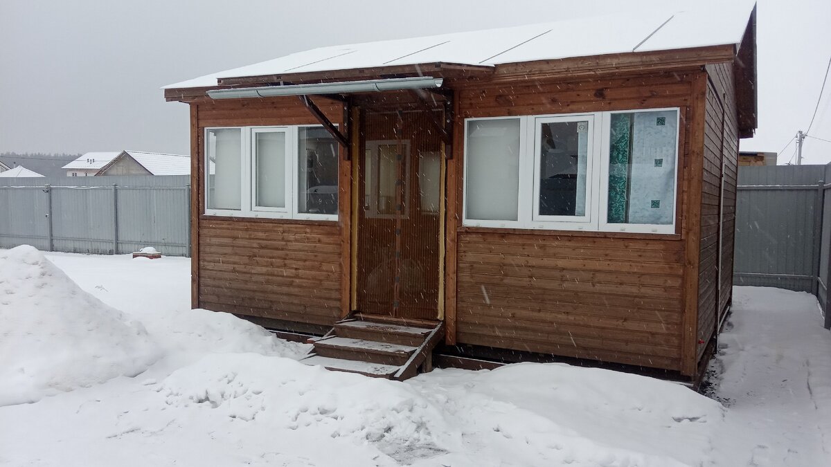 Снег перед входом.