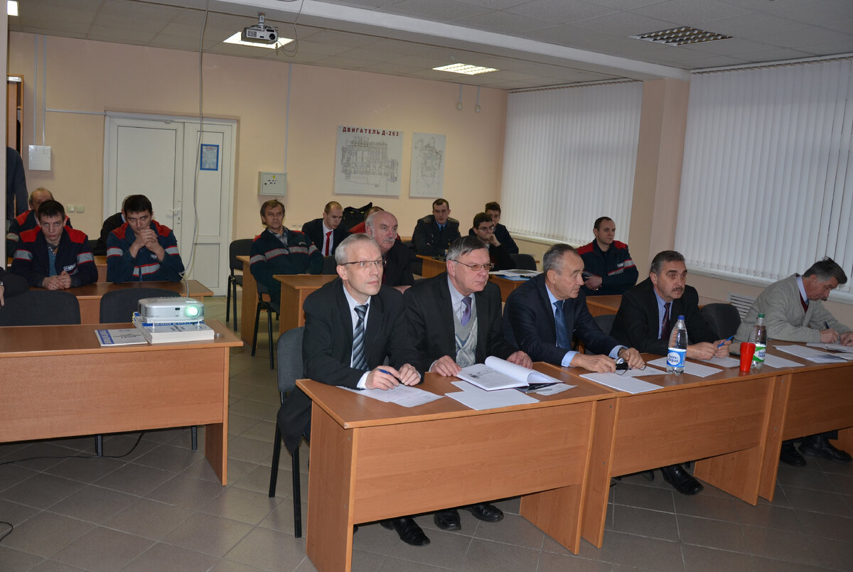 Комиссия под председательством главного конструктора ММЗ Сергея Севиздрала принимает защиту магистерской диссертации инженера-конструктора УГК Александра Жуковца (филиал кафедры "Двигатели внутреннего сгорания" БНТУ),       2015 год.