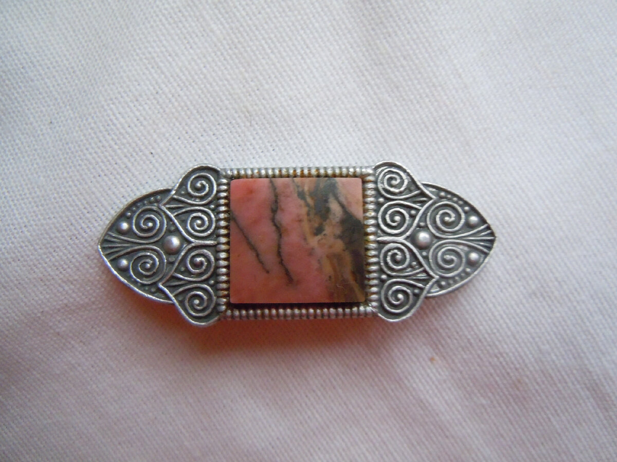 Брошь завода Рекорд с родонитом.