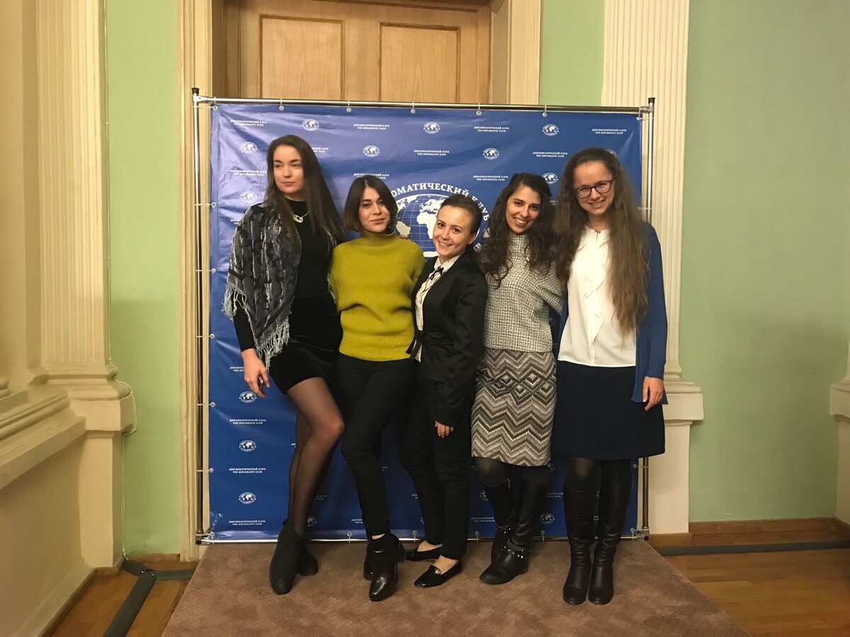 Я с коллегами по Дипломатической академии МИД РФ. Я по центру. Рады, что закончились пары по экономике.