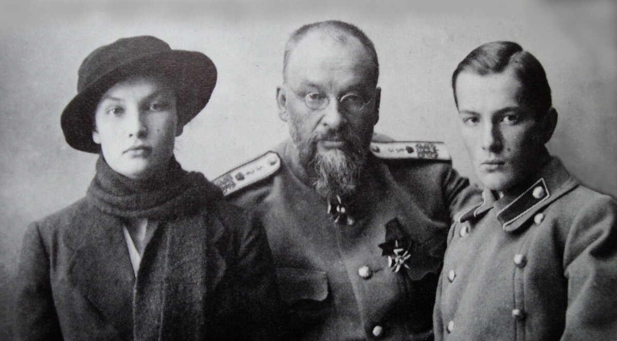 Последняя фотография доктора Боткина со своими детьми. 1918 г.
