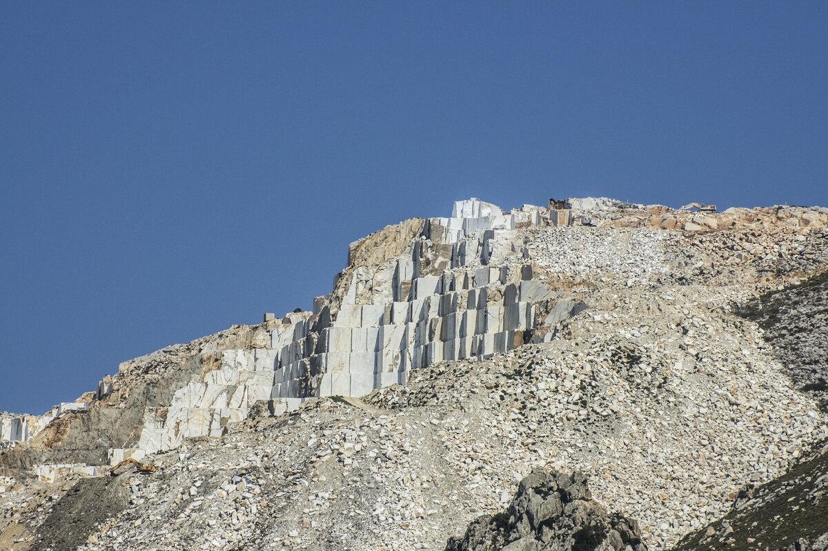 Целая гора мрамора