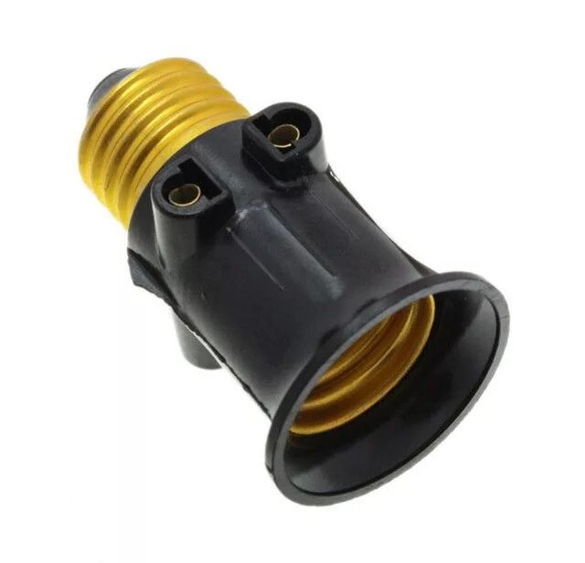 Простой переходник для подключения штепсельной вилки и лампы одновременно.