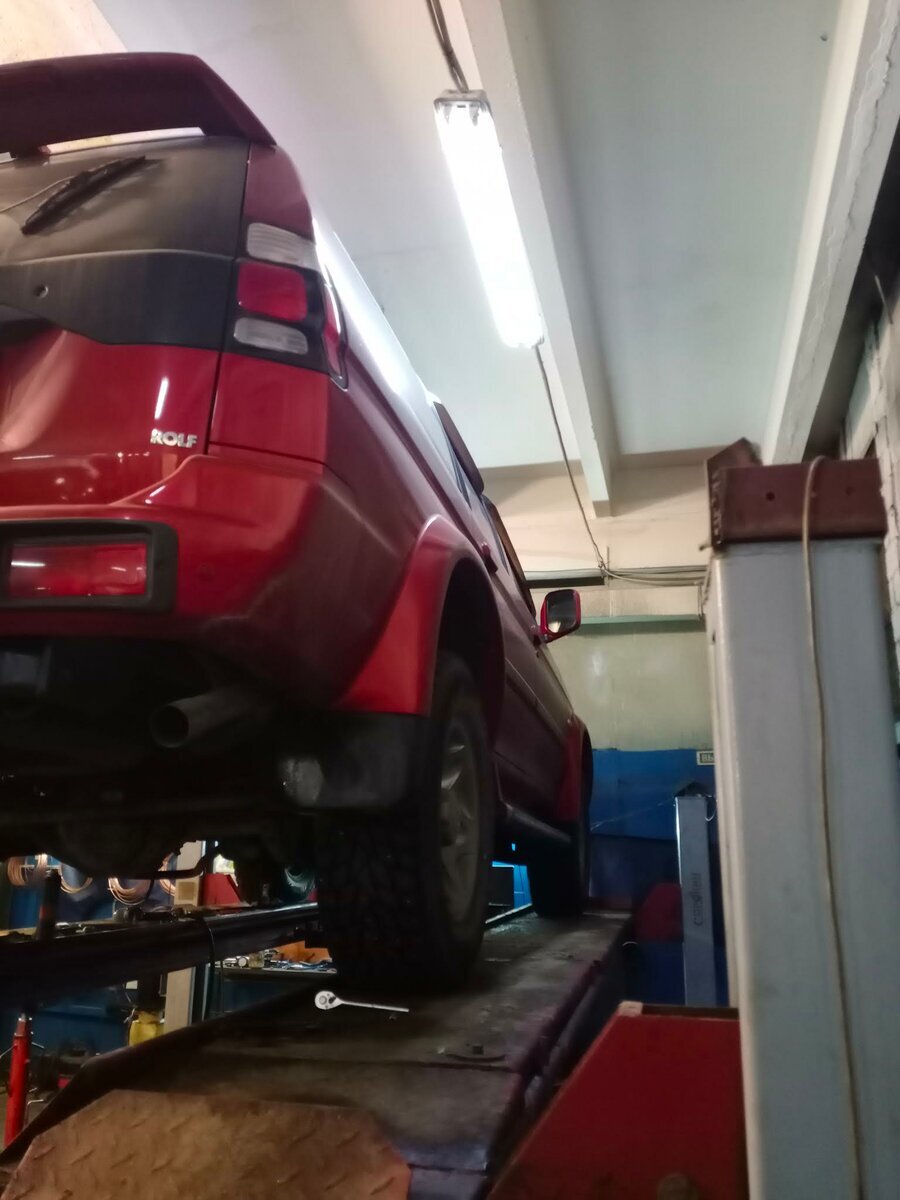 Автомобиль надежно установлен на подъемник. Начался демонтаж топливного бака. Именно с него и будет начата дефектовка