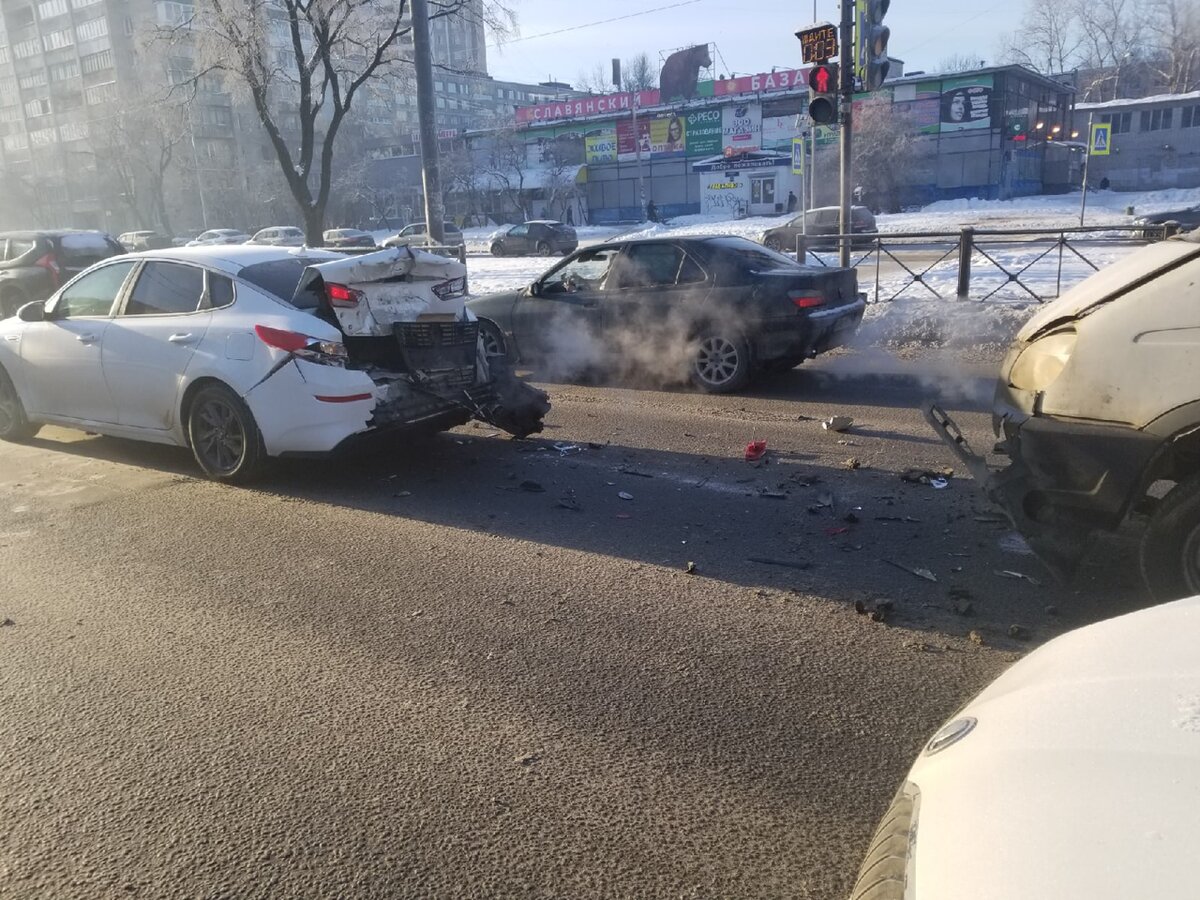 Создаём пробку на Софийской в сторону проспекта Славы. Газелисту Солнце в глаза ударило и поставил свою решётку радиатора мне в багажник. Службы на месте