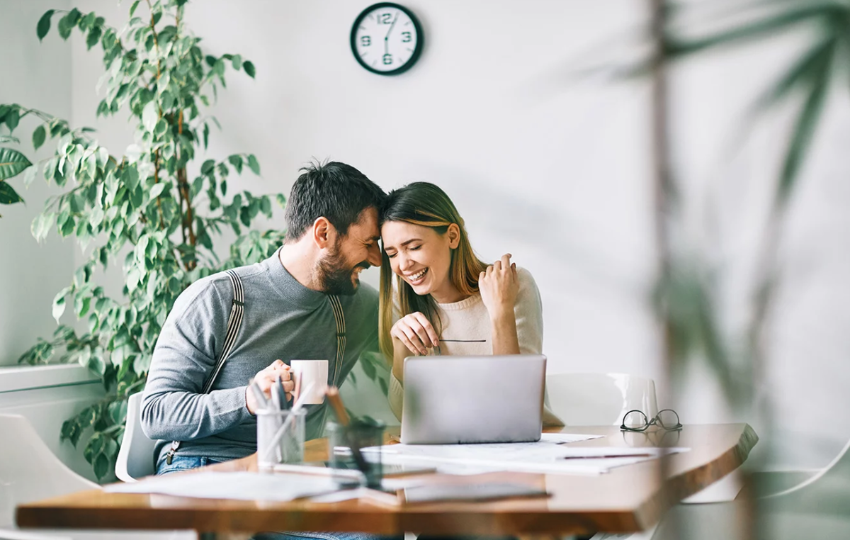 соловьев в. качества настоящего мужчины. супружеские отношения. красивый поцелуй. счастливая пара.