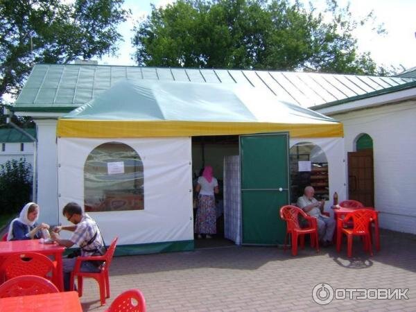 Монастырская трапезная. фото: https://i6.otzovik.com/