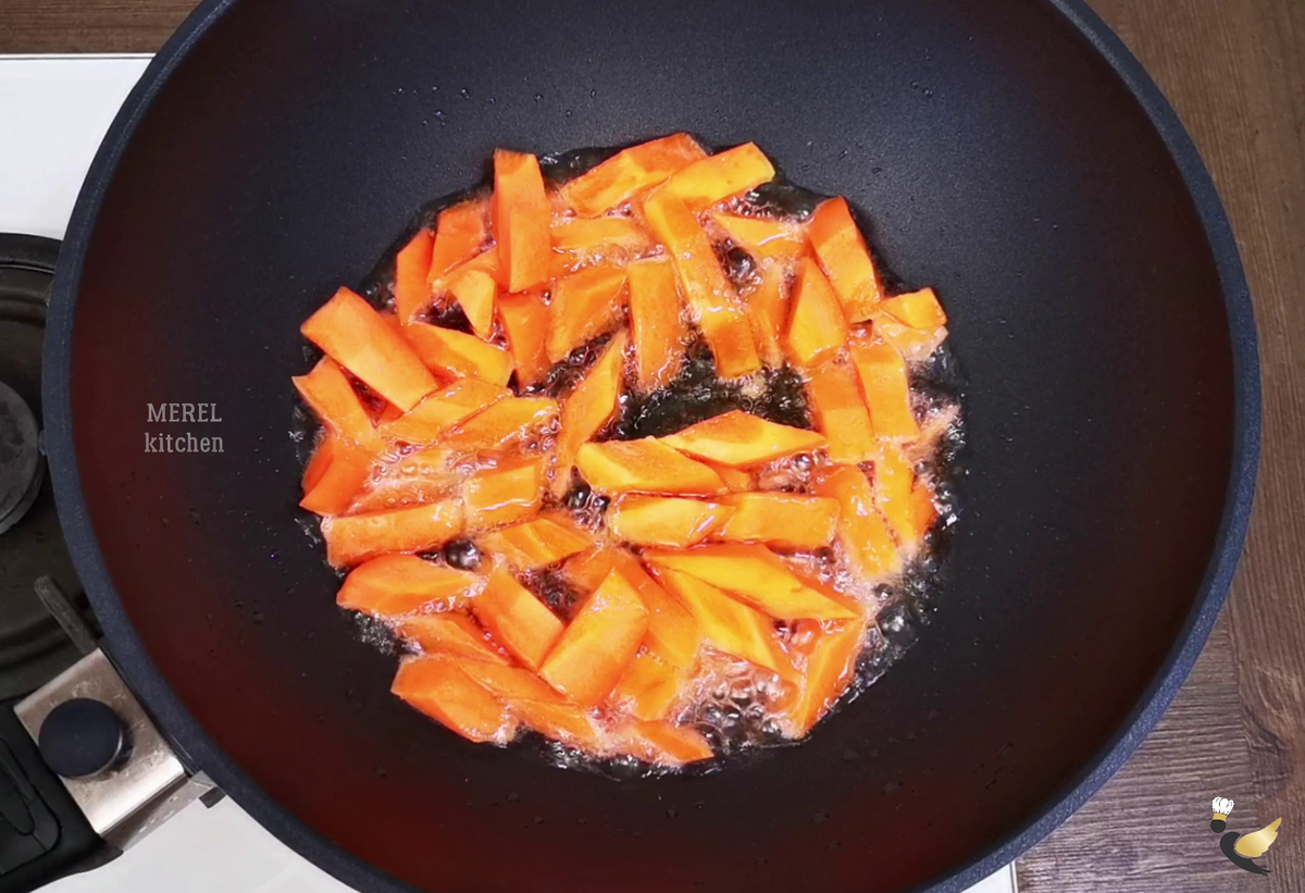 Научилась жарить картошку новым способом «по-корейски», семье очень понравилось, делюсь рецептом