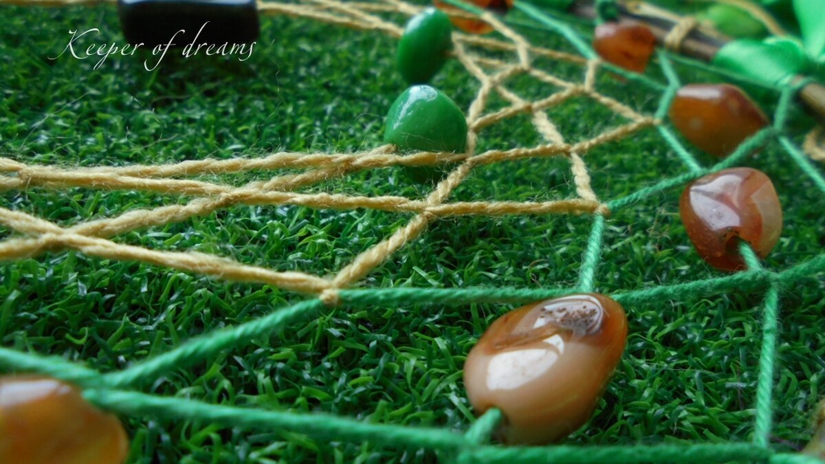 Пример ловца с натуральными камнями