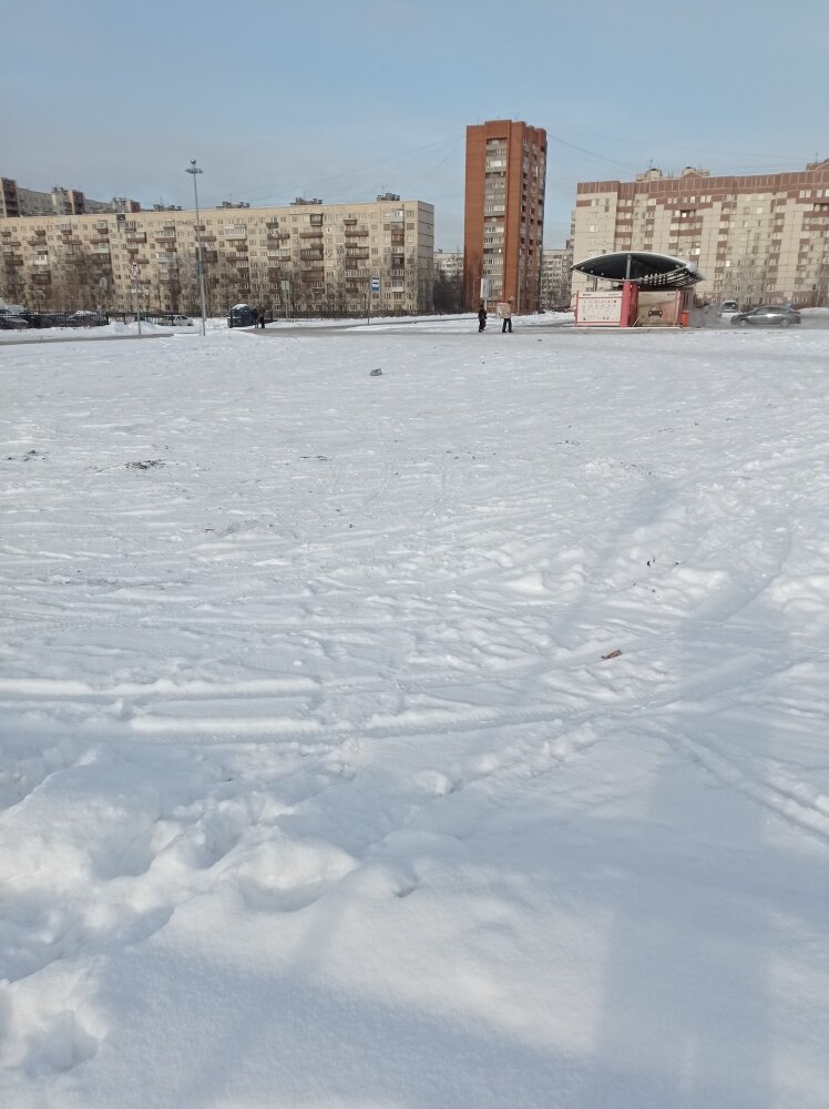 Автобусы не заезжают, видимо поэтому и не чистят.