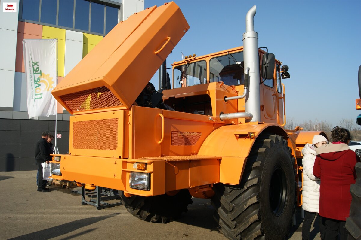 Отреставрированный трактор Кировец К-701, в 2019 году на сельскохозяйственной выставке, продавался за 3,5 млн рублей.