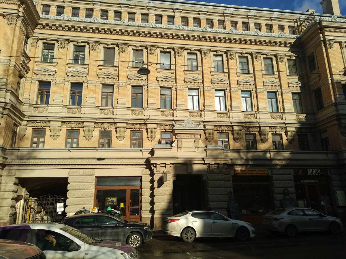 Она бежала по городу...